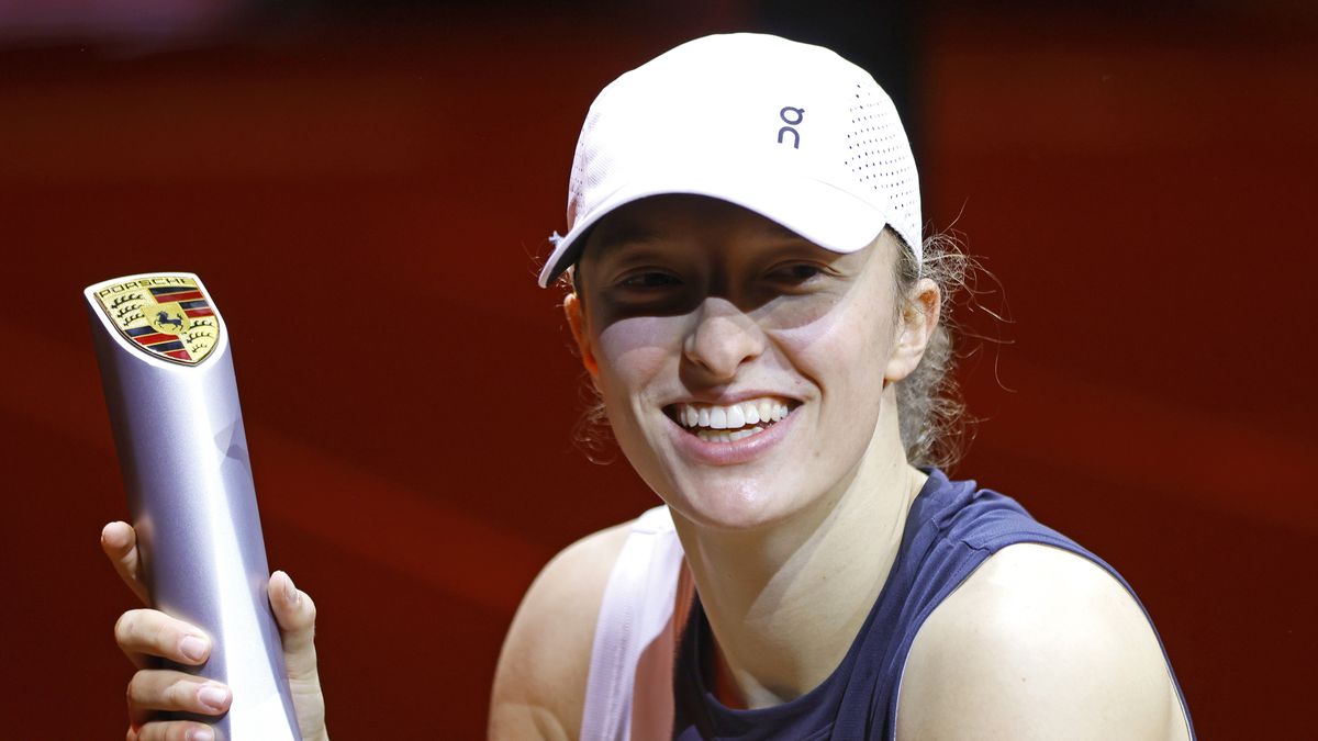 Iga Swiatek of Poland celebrates with the trophy after winning her final match against Aryna Sabalenka of Belarus at the Porsche Tennis Grand Prix tournament in Stuttgart, Germany, 23 April 2023. EPA/RONALD WITTEK Dostawca: PAP/EPA.