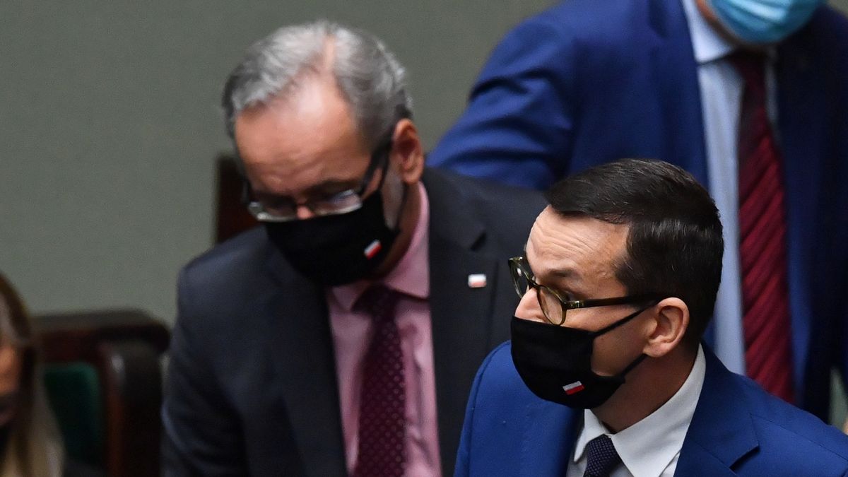 Premier Mateusz Morawiecki i minister zdrowia Adam Niedzielski