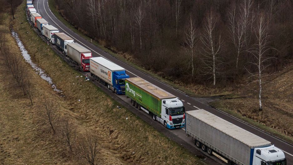 Ukraińskie ciężarówki przed polską granicą (Dorohusk).