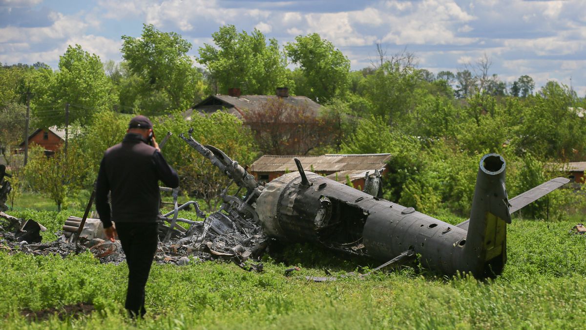 BISKVITNE, UKRAINE - 2022/05/16: The remains of a Russian helicopter lie in a bomb-cratered field in Biskvitne. Ukrainian and Western officials say Russia is withdrawing forces around Kharkiv, Ukraine's second-largest city, suggesting it may redirect troops to Ukraine's southeast. Russia invaded Ukraine on 24 February 2022, triggering the largest military attack in Europe since World War II. (Photo by Aziz Karimov/SOPA Images/LightRocket via Getty Images)