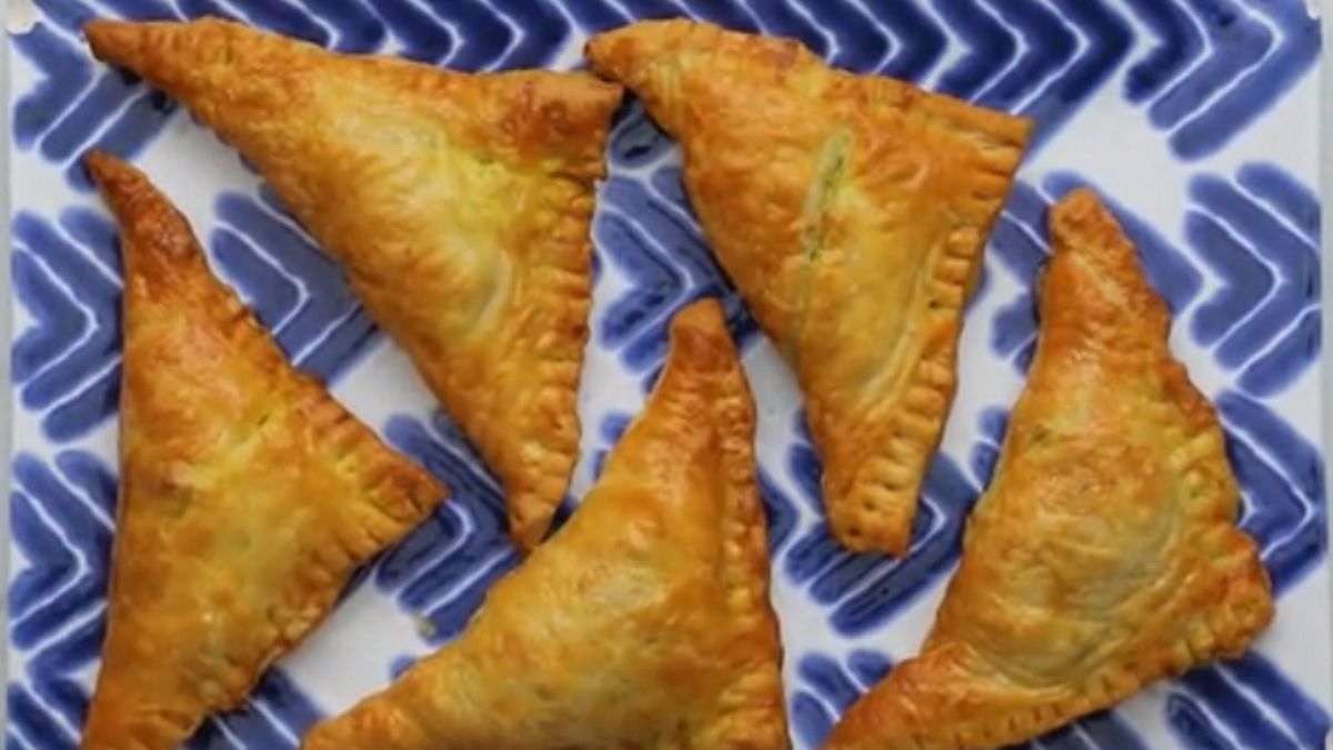 Trójkąty curry z ciasta francuskiego