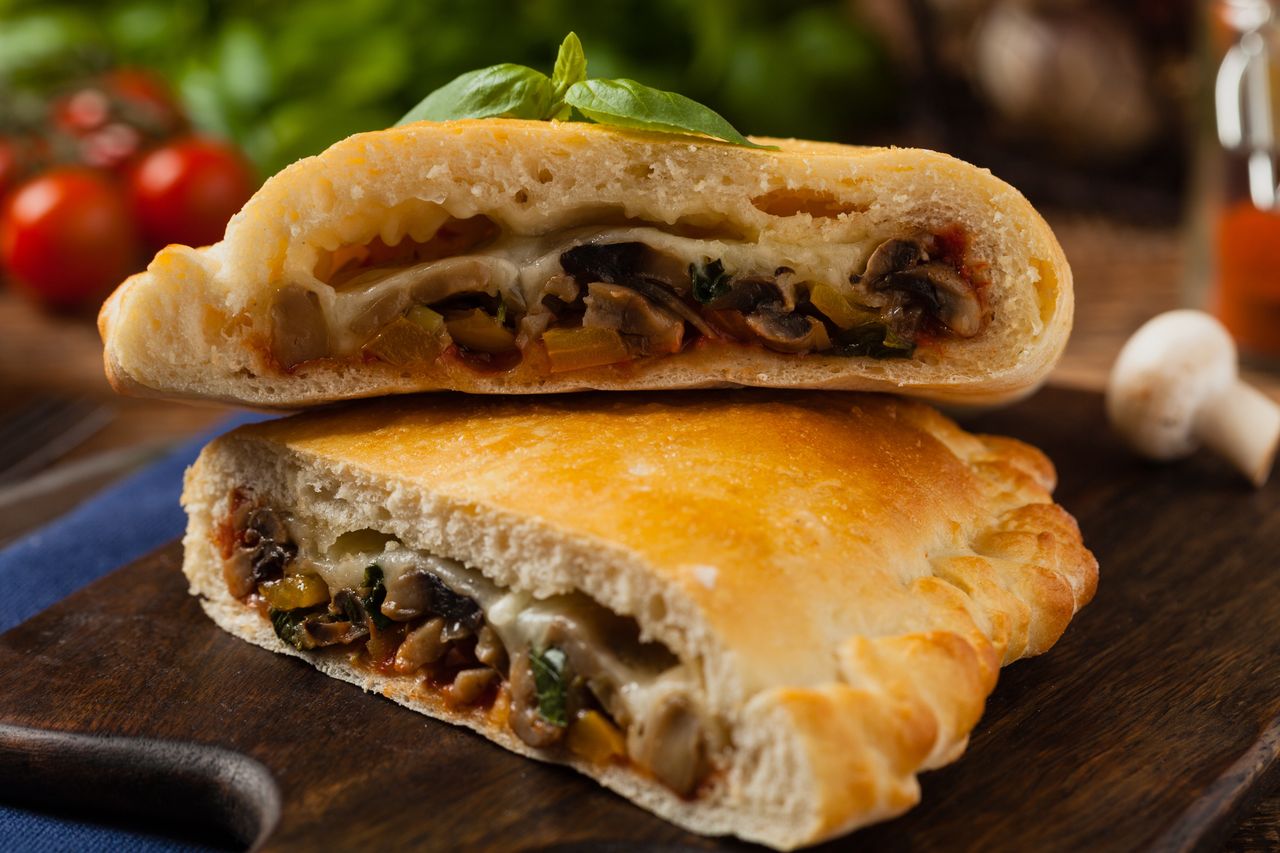 Włoski pieróg faszerują sezonowym dodatkiem. To uczta dla podniebienia i idealna kolacja