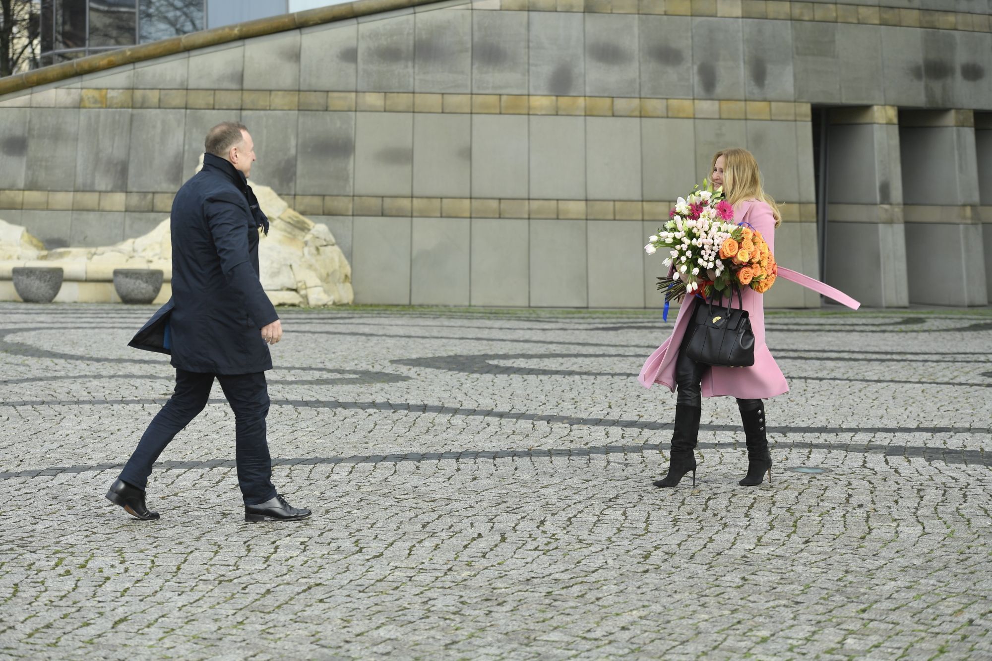 Joanna Kurska przywitana pod TVP przez Jacka Kurskiego