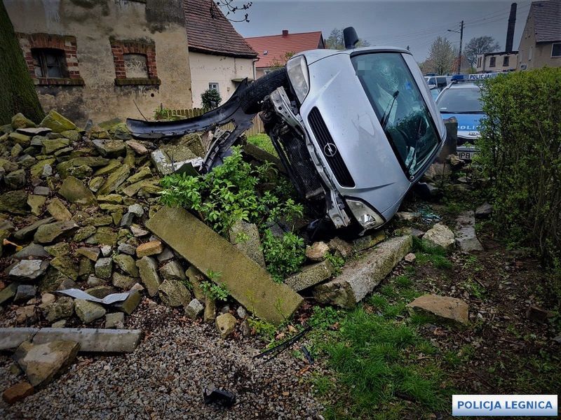 Legnica. Sceny jak z filmu. Ucieczka zakończona lądowaniem na cudzej posesji