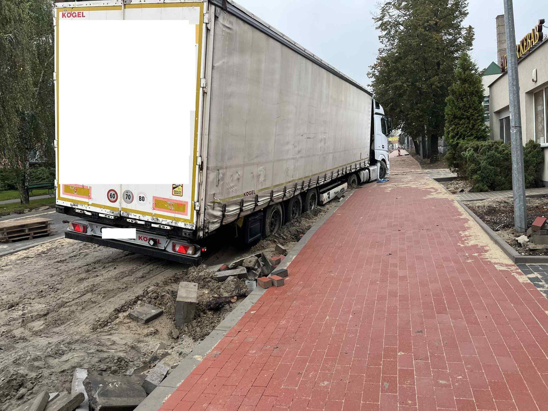 TIR utknął w błocie w samym centrum Pleszewa