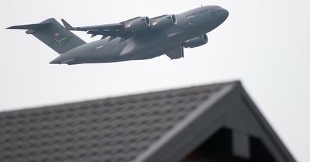 USA wysyłają sygnał Putinowi. Samolot z ładunkiem wylądował w Anglii