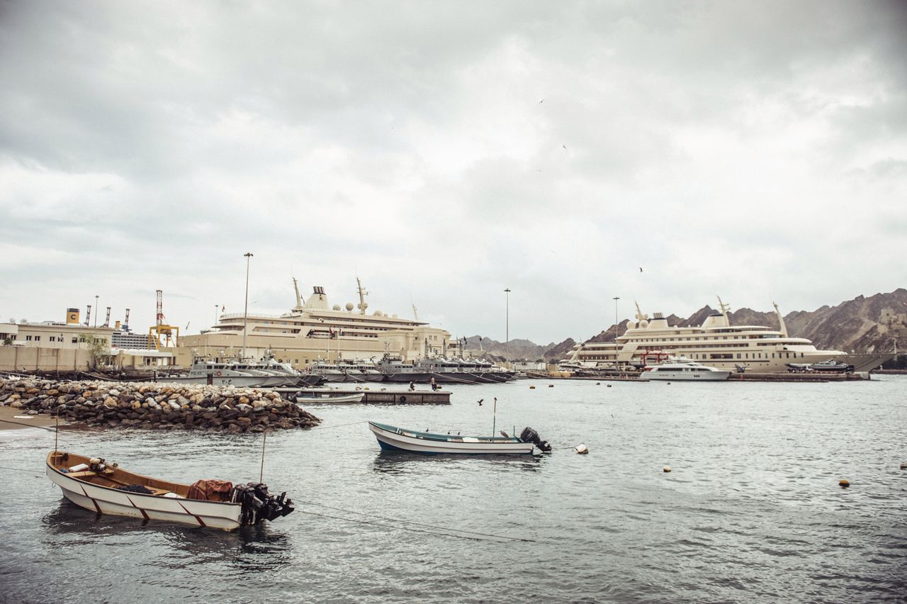 Stary port w Muskacie, w tle jachty należące do Sułtana i jego rodziny