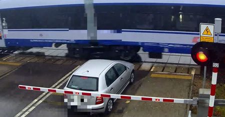 O krok od tragedii na przejeździe kolejowym. Szokujące nagrania z monitoringu z Prostyni