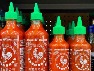 Cena Srirachy wystrzeliła. Butelka sosu za 60 dol., bo brakuje papryczek chili