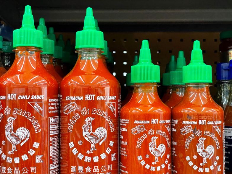 Cena Srirachy wystrzeliła. Butelka sosu za 60 dol., bo brakuje papryczek chili