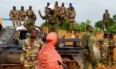 "Wejdziemy z wojskiem do Nigru". Zaskakujące reakcja ludzi w Niamey