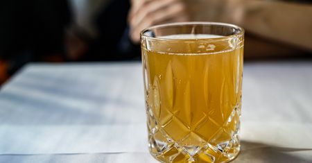 Pij rano. Wspiera przemianę materii i pomaga zrzucić brzuszek