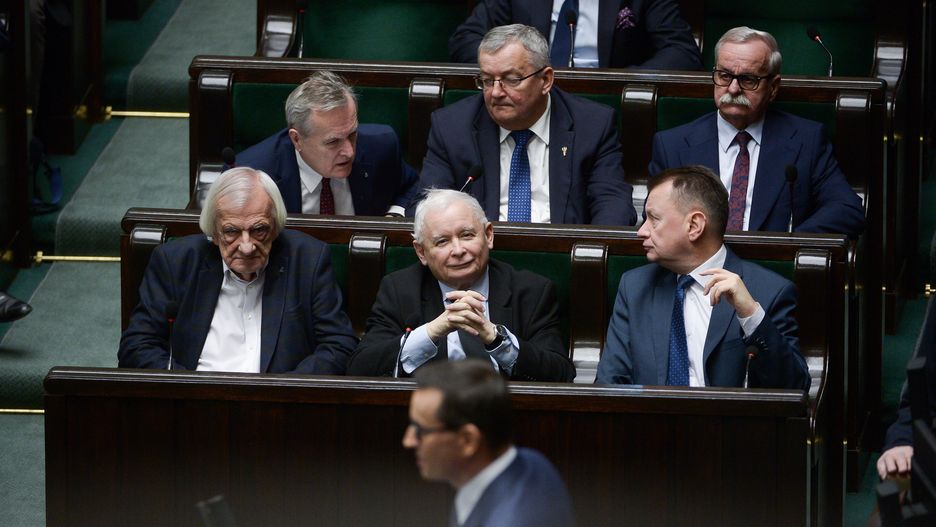 Posłowie Prawa i Sprawiedliwości w trakcie posiedzenia Sejmu