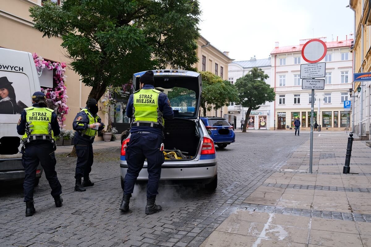 Interwencja Straży Miejskiej wobec kierowców źle zaparkowanych aut na ul. Staszica