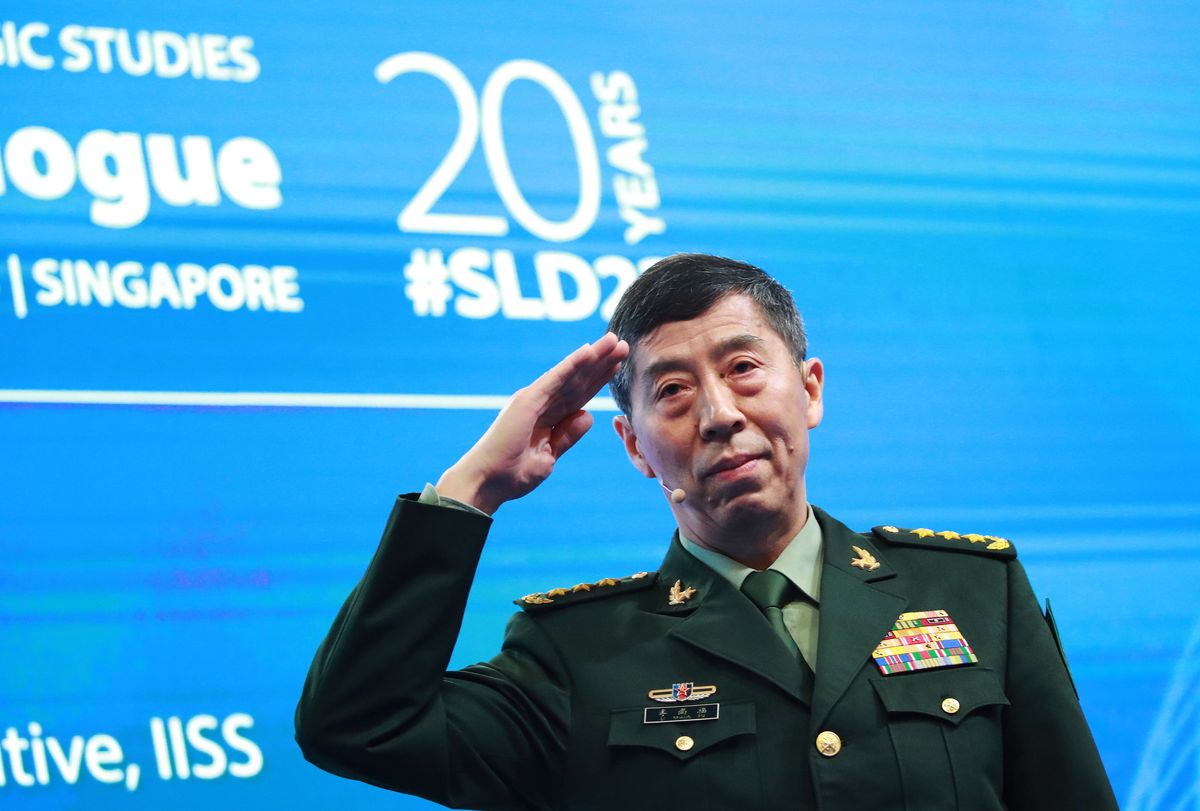 Li Shangfu, minister obrony Chin, zakończył przemówienie salutem