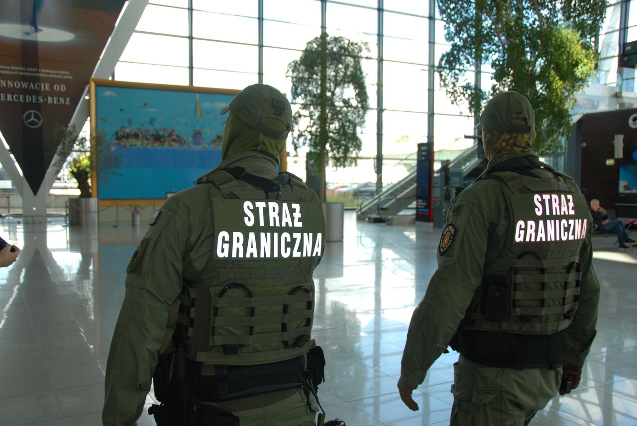 Agresja na lotnisku w Gdańsku. 40-latka próbowała ugryźć w dłoń strażnika