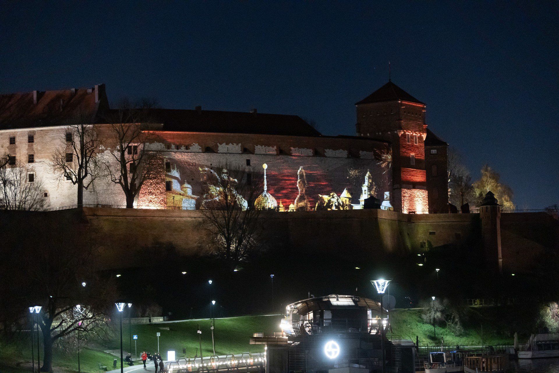 &#34;Korona i Państwo - 1000 lat Królestwa&#34;. Widowisko multimedialne na Wawelu.