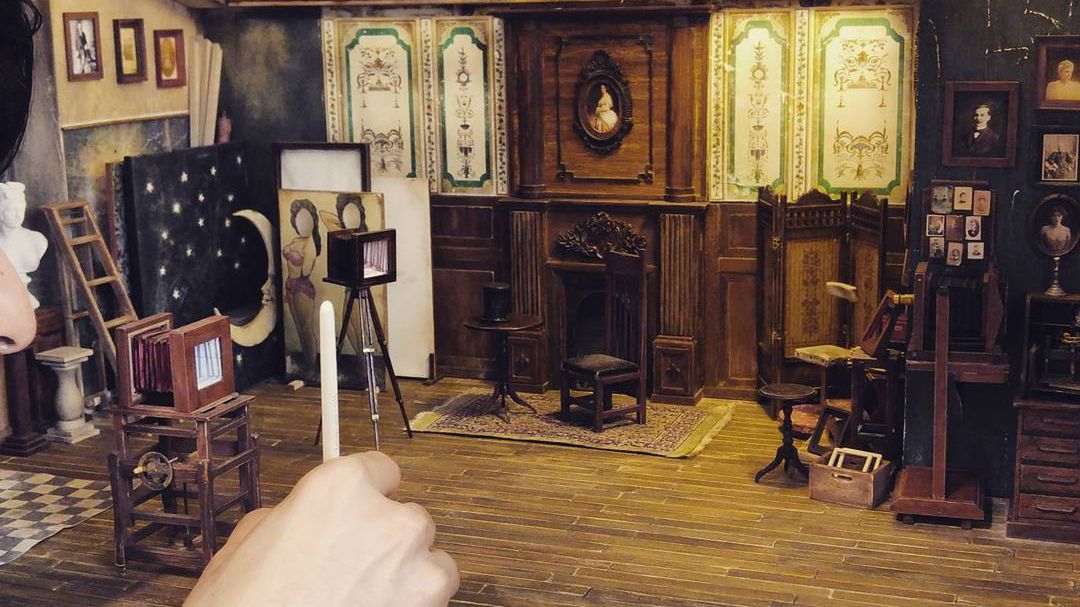 Artysta odtworzył wygląd XIX-wiecznego studia na miniaturze 1