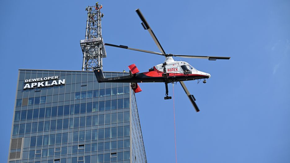 Monta� iglicy
Rzesz�w, 13.08.2024. Monta� iglicy na dachu b�d�cego na uko�czeniu budynku Olszynki Park w Rzeszowie, 13 bm. To trzeci najwy�szy budynek mieszkalny w Polsce. Wraz z montowan� 60-metrow� iglic�, b�dzie mia� prawie 221 metr�w. (ad) PAP/Darek Delmanowicz
Darek Delmanowicz
budynek, iglica, montaz, Monta� iglicy, Olszynka