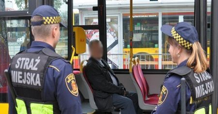 Warszawa. Senior jeździł w kółko jednym autobusem. Smutna prawda wyszła na jaw