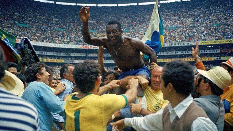 Pele celebruje mistrzostwo świata w 1970 roku fot. domena publiczna