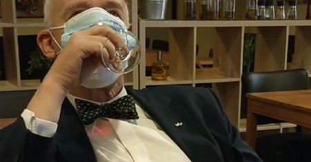 Nagranie z "restauracji". Janusz Korwin-Mikke drwi z obostrzeń