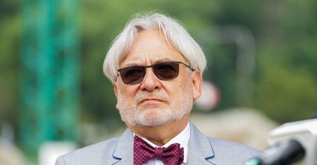 Uderzenie w prof. Maksymowicza. Media wskazują źródło ataku