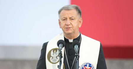 Biskup polowy Guzdek apeluje do mundurowych: "szczepmy się!"