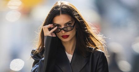 Emily Ratajkowski w krótkich włosach. To odważne i drapieżne cięcie