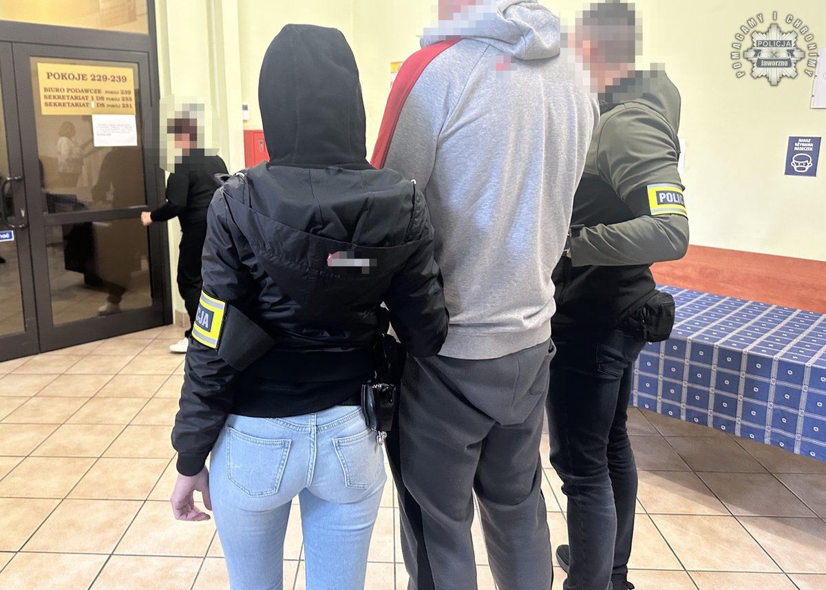 Brutalny napad na kobietę w Jaworznie. Pseudokibic zerwał z niej koszulkę „wrogiego” klubu i zostawił w samej bieliźnie