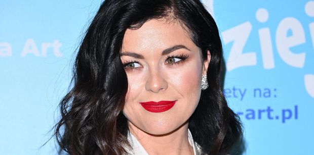 Pozbawiona makijażu Katarzyna Cichopek pozdrawia fanów w samym ręczniku (FOTO)