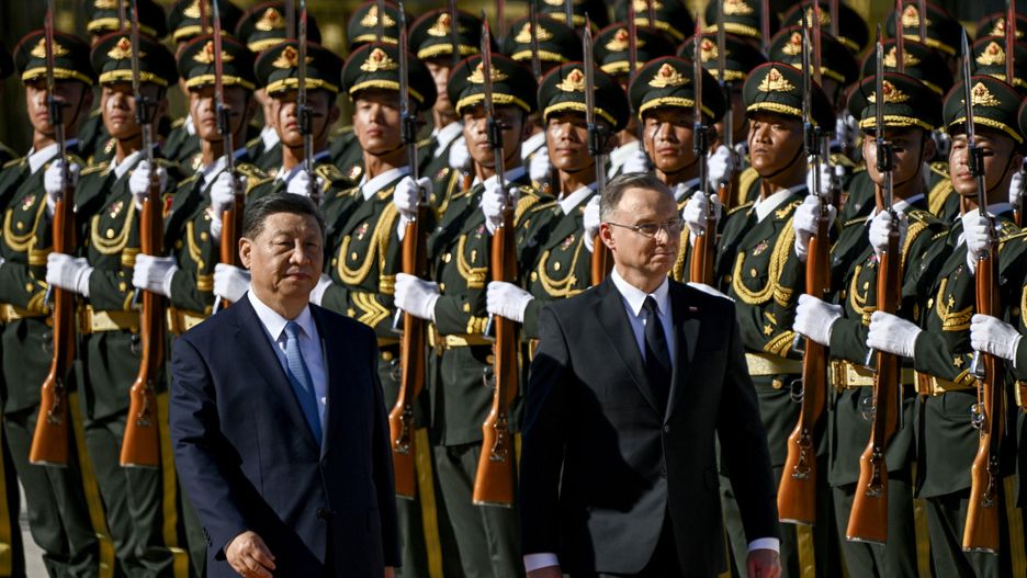 Chinese President Xi Jinping meets Poland's President Andrzej Duda in Beijing
epa11434044 Chinese President Xi Jinping (L) and Poland's President Andrzej Duda review the honour guard during the welcome ceremony at the Great Hall of the People in Beijing, China, 24 June 2024. President Duda, who began his official visit to China on 22 June, will also address economic forums in Dalian and Shanghai.  EPA/PEDRO PARDO / POOL 
Dostawca: PAP/EPA.
PEDRO PARDO / POOL