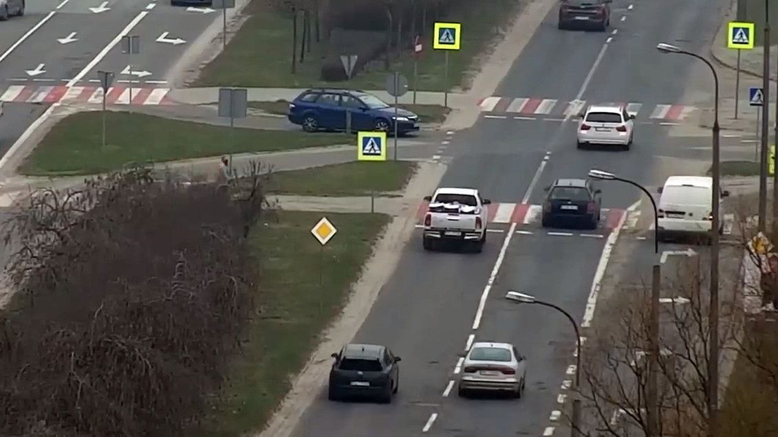 Dwa pasy w jedną stronę i przejście. Kierowcy nie wiedzą, że wyprzedzają - fotografia ilustracyjna