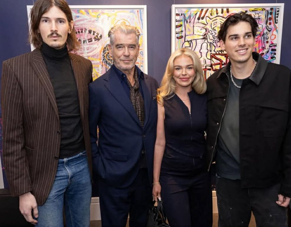 Pierce Brosnan z wnuczką i synami