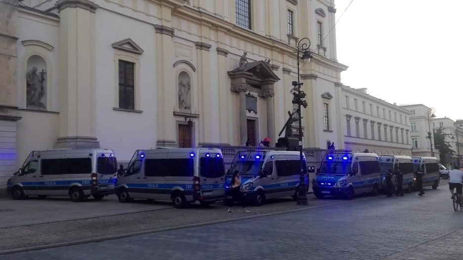Pomnik Chrystusa na Krakowskim Przedmieściu ogrodzony kordonem radiowozów