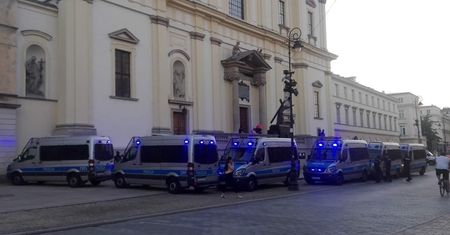 Pomnik Chrystusa na Krakowskim Przedmieściu ogrodzony kordonem radiowozów