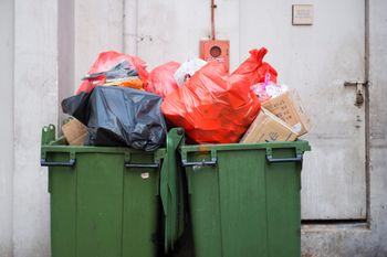 Zmiany w segregacji śmieci. Gminy każą kupować nowy pojemnik
