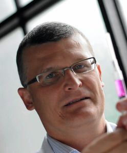 Koronawirus. Polska. Epidemiolog Paweł Grzesiowski mówi o "panicznych zakazach". Maski dla wszystkich ocenia jako "maskaradę"