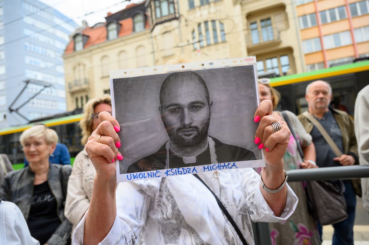 Uczestnicy protestu w obronie księdza Michała Olszewskiego przed siedzibą Platformy Obywatelskiej w Poznaniu, 2.07.2024. r.