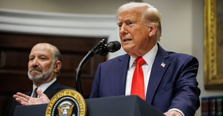 Demokraci krytykują decyzję Trumpa. "Nielegalna"