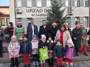 Samborzec: Wspólnie ubrano choinkę. Na drzewku zawisły piękne ozdoby