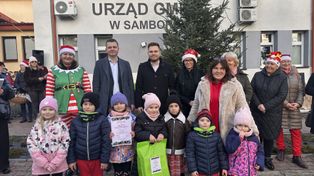 Samborzec: Wspólnie ubrano choinkę. Na drzewku zawisły piękne ozdoby