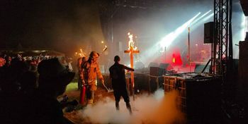 Płonące krzyże na festiwalu w Chwałkowie. Skandal czy artystyczna prowokacja?