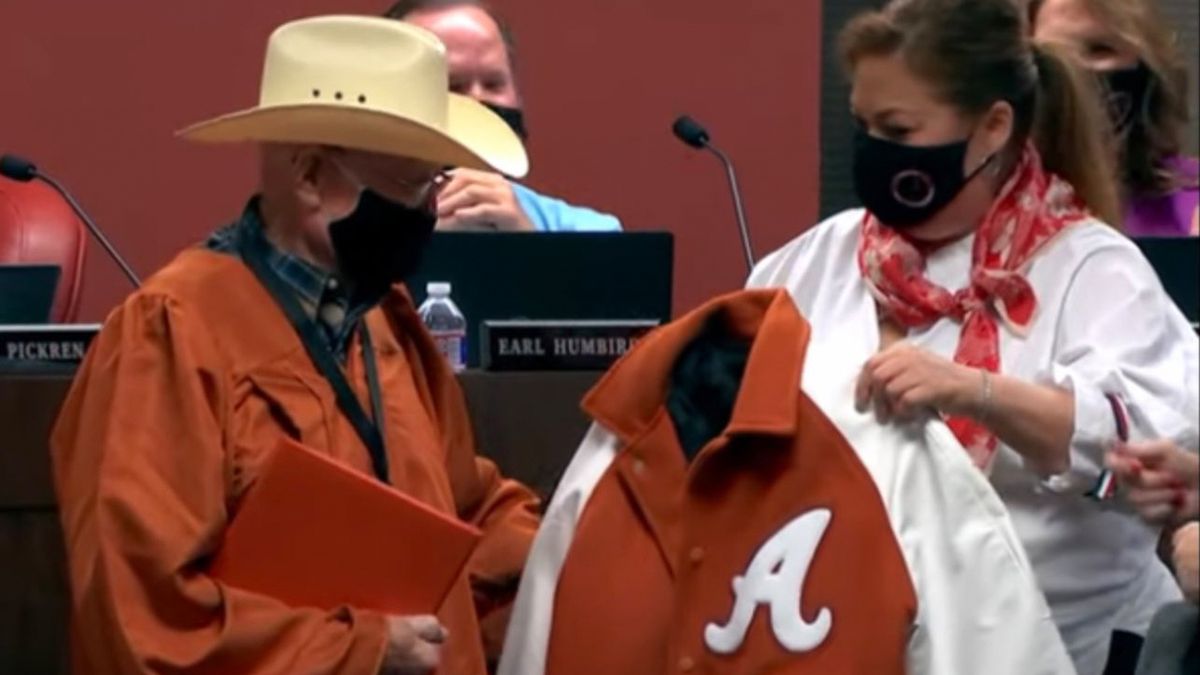 93-letni Pat Moore po latach ukończył szkołę średnią