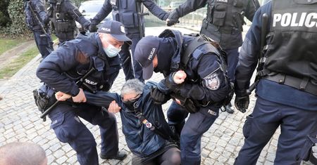 Protest w Warszawie. Sąd Najwyższy zablokowany, tłum przed wejściem