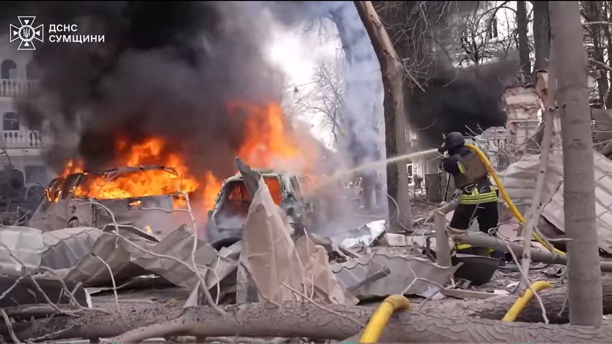 Sumy, Ukraina, 13.04.2025. Skutki ataku rakietowego Rosji na Sumy, 13 bm. Co najmniej 21 osób zginęło, a 83, w tym siedmioro dzieci, zostało rannych po uderzeniu dwóch rakiet balistycznych w centrum miasta. Trwa inwazja Rosji na Ukrainę. (sko) PAP/DSNS Ukraina HANDOUT EDITORIAL USE ONLY NO SALES