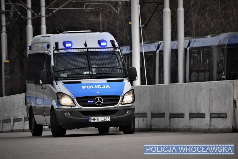 Wrocław. Policjanci przez okno wskoczyli do jadącego Mercedesa. Kierowca był nietrzeźwy