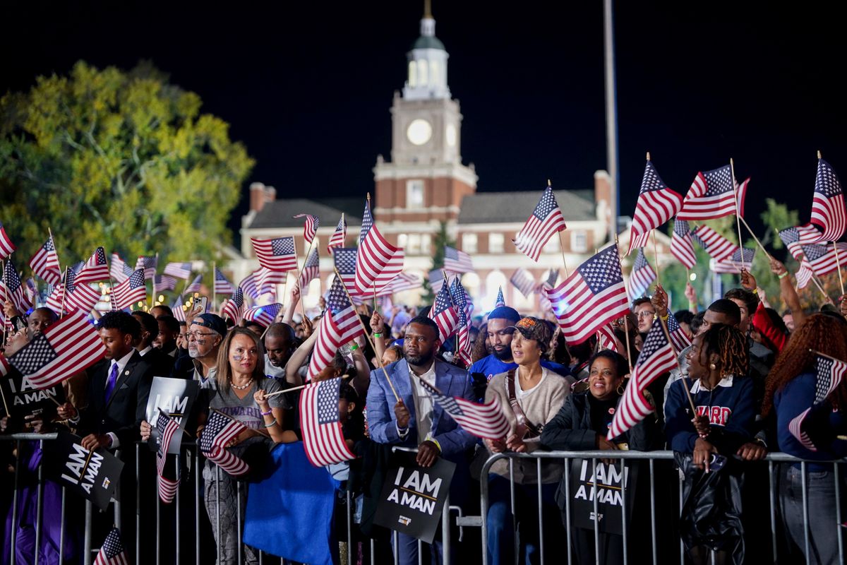 Uczestnicy wieczoru wyborczego z wiceprezydent USA Kamalą Harris