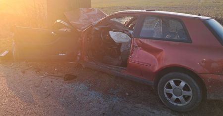 Łęgowo: Audi uderzyło w drzewo. 47-latek nie żyje