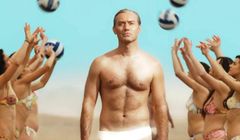 Jude Law i John Malkovich w serialu "The New Pope" walczą o Watykan